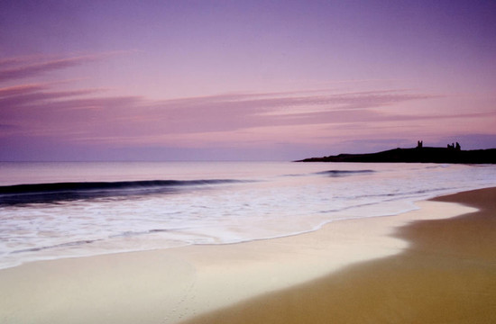 在Dunstanburgh海灘