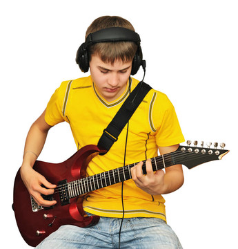 一個(gè)帶電吉他的少年