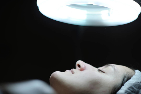 女性在化妝室用面膜