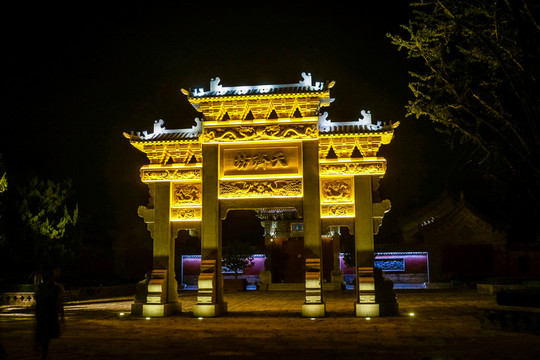 臺(tái)兒莊古城石坊夜景