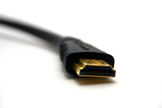 在白色的HDMI電纜