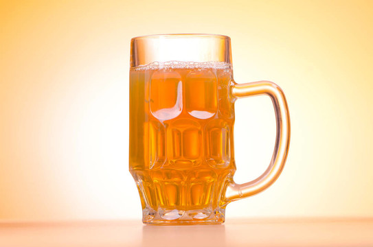 桌上啤酒杯