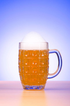 桌上啤酒杯
