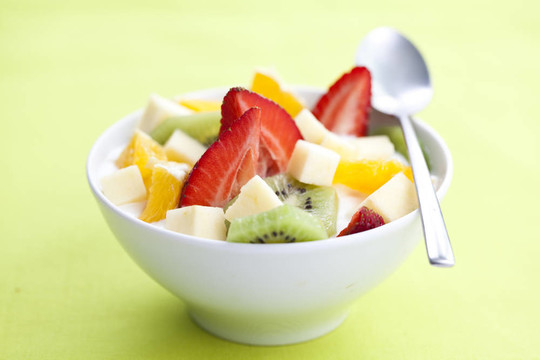 水果沙拉配水果和酸奶
