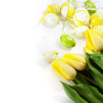 復(fù)活節(jié)彩蛋配黃色郁金香花