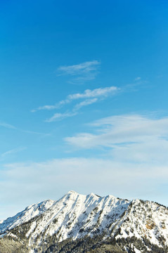 白雪覆蓋著美麗的高山山峰