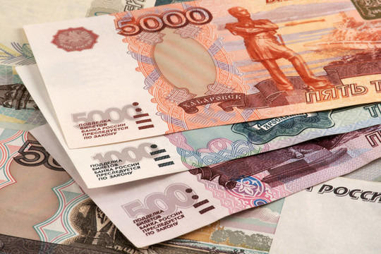 俄羅斯盧布。500；1000和5000
