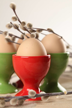 在紅色和綠色eggcups雞蛋