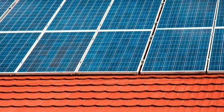 太陽能電池板在建筑物屋頂上的電池