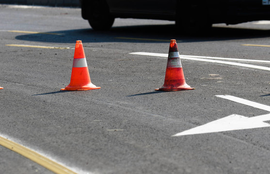 用白色箭頭表示交替道路的路障