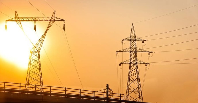 黃昏高電壓對(duì)著天空
