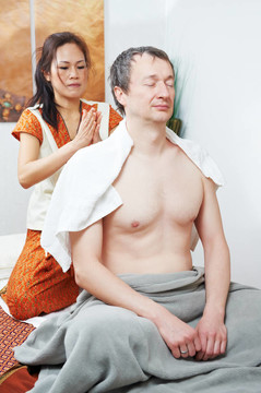 泰式傳統(tǒng)按摩保健背部揉捏