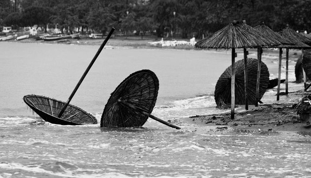 雨中骯臟污穢的海灘