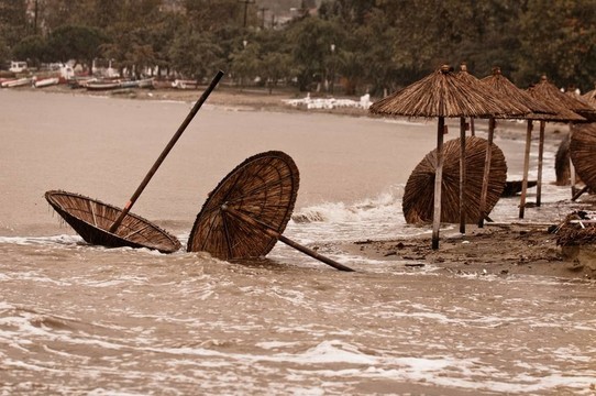 雨中骯臟污穢的海灘