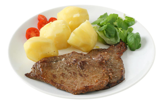 土豆炒牛肉配沙拉