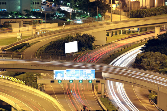 現(xiàn)代汽車中的夜間高速公路。