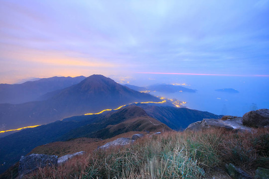 日出前在山與橙的天空之間有霧的黑暗風(fēng)景