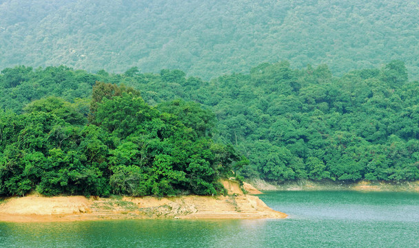 山上的湖