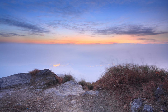 日出前在山與橙的天空之間有霧的黑暗風(fēng)景