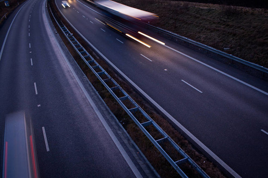 高速公路上的運動模糊卡車