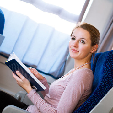 年輕女子在火車上看書