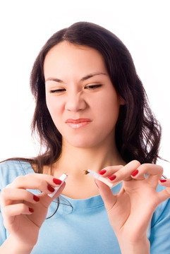 年輕的女人斷煙，皺著眉頭