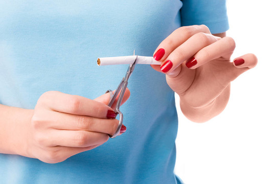 女人用剪刀剪香煙