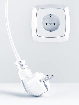 帶有電插座的白色背景上的電纜和電插頭