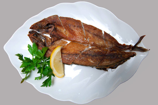 盤子上的蔬菜烤魚
