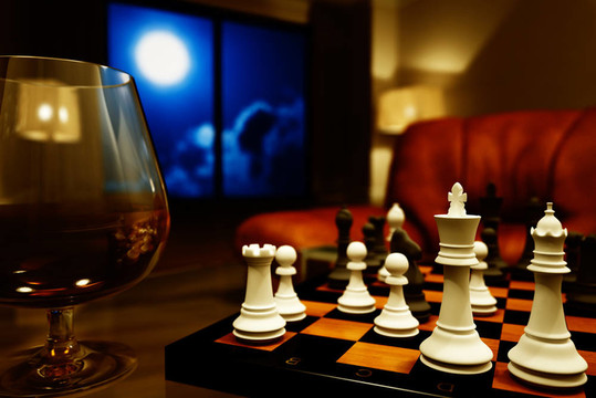 室內夜間一杯干邑和國際象棋
