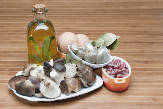蘑菇；雞蛋；火腿和橄欖油烹調(diào)。