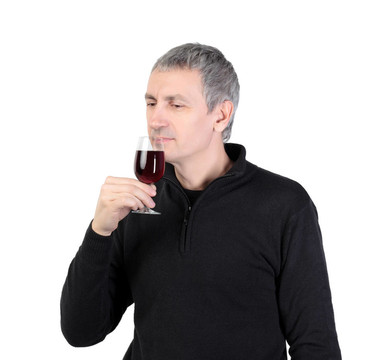 男人拿著一杯紅葡萄酒；在白色背景上