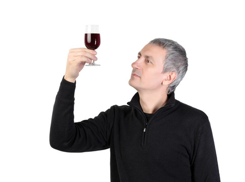男人拿著一杯紅葡萄酒；在白色背景上