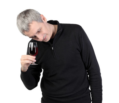 男人看著一杯紅葡萄酒，在白色的背景