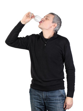 男人喝一杯紅葡萄酒，在白色背景上