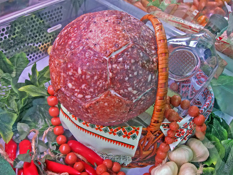 籃中香腸運(yùn)動(dòng)球；食品細(xì)節(jié)