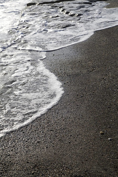 海岸波浪起伏形成的海泡沫