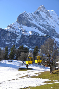 春天在Braunwald；瑞士著名的滑雪勝地