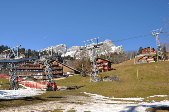 春天在Braunwald；瑞士著名的滑雪勝地
