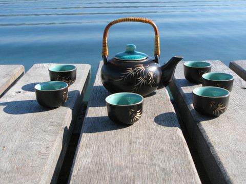中國茶具在木制碼頭
