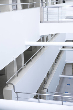 現(xiàn)代辦公建筑內(nèi)部的白色細(xì)節(jié)