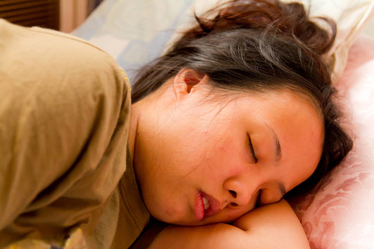 亞洲女人睡在床上