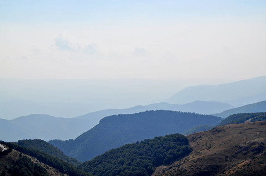 山峰的全景
