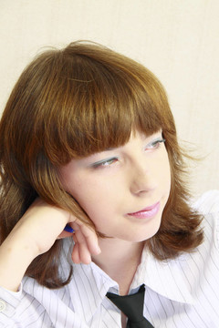 一個(gè)嚴(yán)肅女孩的畫(huà)像