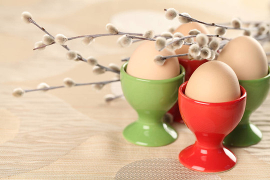 在紅色和綠色eggcups雞蛋