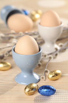在白色和藍色eggcups雞蛋