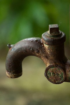 舊臟水龍頭