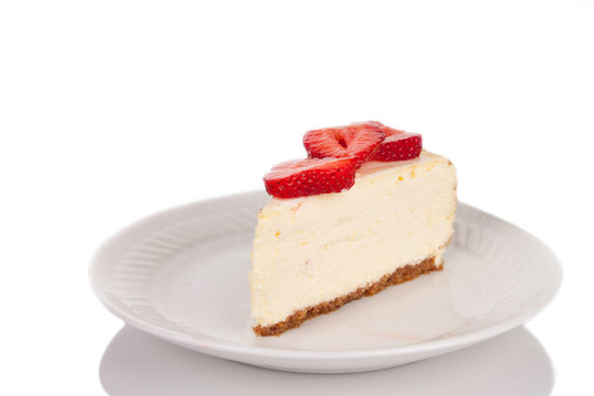 在一個白色的板片草莓cheescake