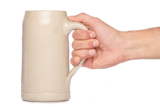 手拿著德國(guó)啤酒杯杯