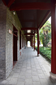 小學(xué)教室前的走廊